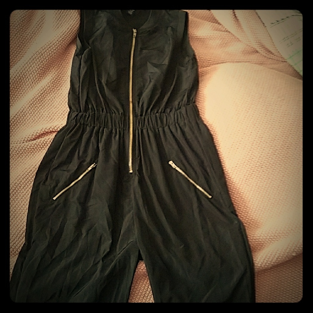 Cute black and gold zipper jumper